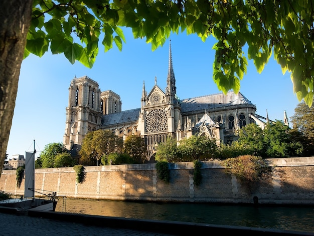 La famosa catedral de Notre Dame de París en Francia