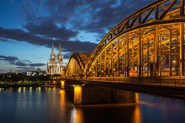 Famosa catedral y puente en Colonia en el crepúsculo