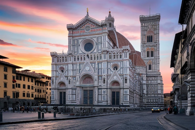 La famosa Catedral de Santa María del Fiore en Florencia al amanecer