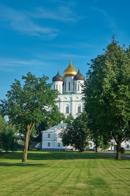 Famosa catedral de la Trinidad. Ciudad de Pskov, Rusia. 12 de julio de 2017