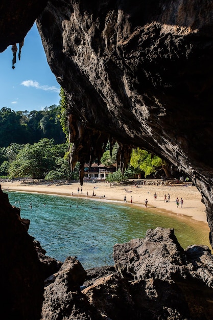 Famosa caverna Phranang em Raylay Railay Beach Krabi Tailândia