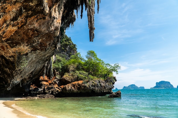 Famosa caverna Phranang em Raylay Railay Beach Krabi Tailândia