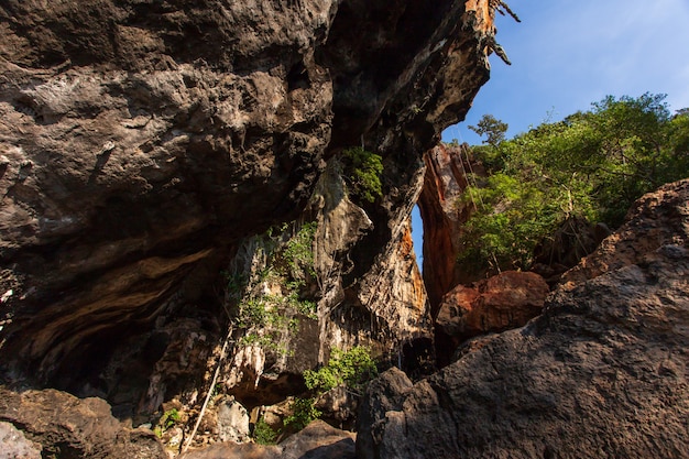 Famosa caverna Phranang em Raylay Railay Beach Krabi Tailândia