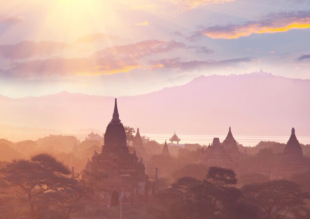 La famosa ciudad antigua de Bagan al atardecer en Myanmar