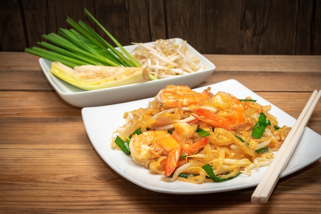 Famosa comida tailandesa llamada pad thai en plato blanco