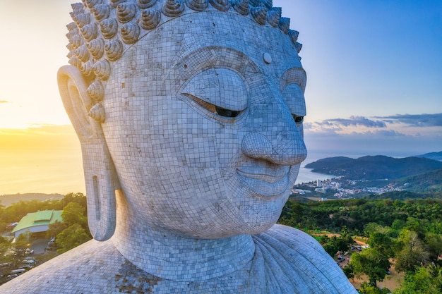 Famosa estatua blanca del Gran Buda en la cima de la colina en Phuket