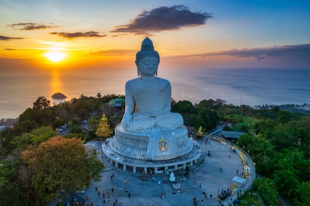 Famosa estátua branca do Grande Buda no topo da colina em Phuket