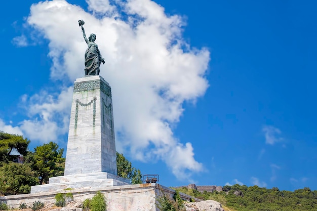 La famosa estatua de la libertad en el puerto de Mitilene, isla de Lesbos, Grecia contra un cielo azul claro