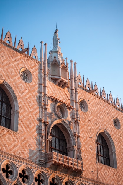 Famosa fachada gótica del Palacio Ducal de Venecia.