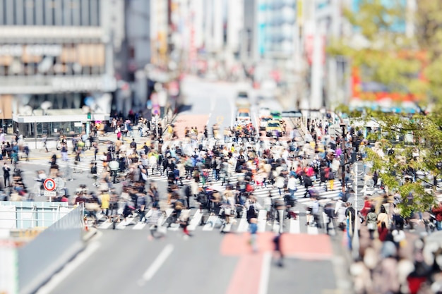 Famosa faixa de pedestres de Shibuya em Tóquio, Japão, com pessoas que andam