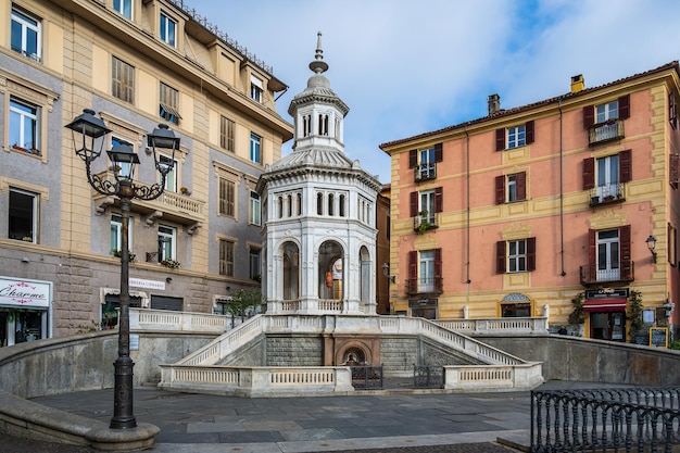 Famosa fuente construida en 1879 en el manantial termal llamado La Bollente en el casco antiguo de Acqui Terme, Piamonte, Italia