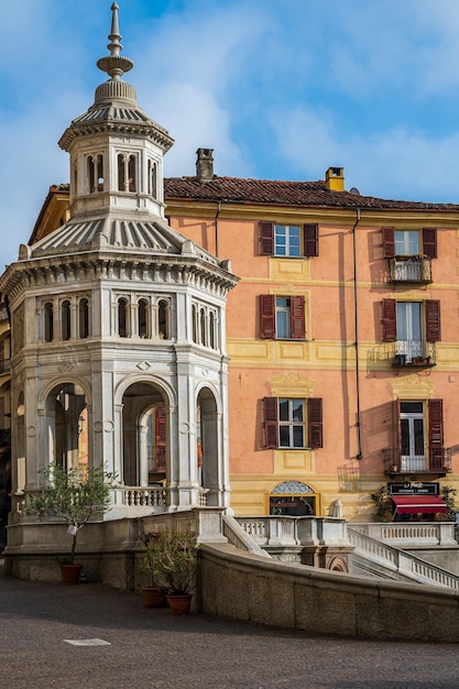 Famosa fuente construida en 1879 en el manantial termal llamado La Bollente en el casco antiguo de Acqui Terme, Piamonte, Italia