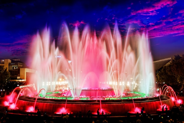 Foto la famosa fuente de montjuic en barcelona, españa.