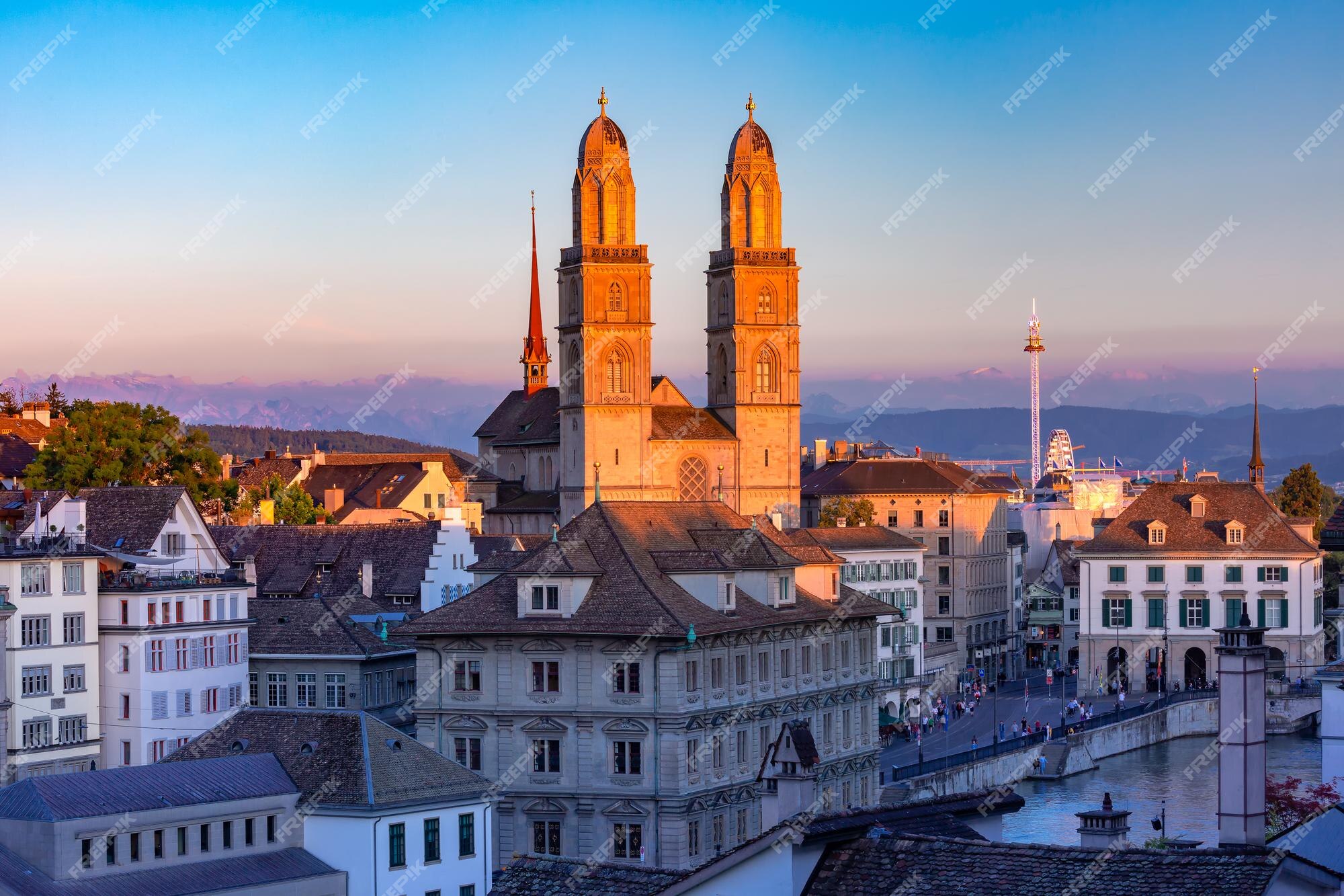 Famosa iglesia de grossmunster a lo largo del río limmat al atardecer en el  casco antiguo de zúrich, la ciudad más grande de suiza | Foto Premium