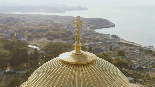 La famosa iglesia y el punto de referencia tomaron un primer plano de cúpulas amarillas doradas en el fondo del cielo azul soleado en