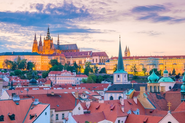 Famosa imagen icónica del horizonte de la ciudad de Praga con el Castillo de Praga en República Checa