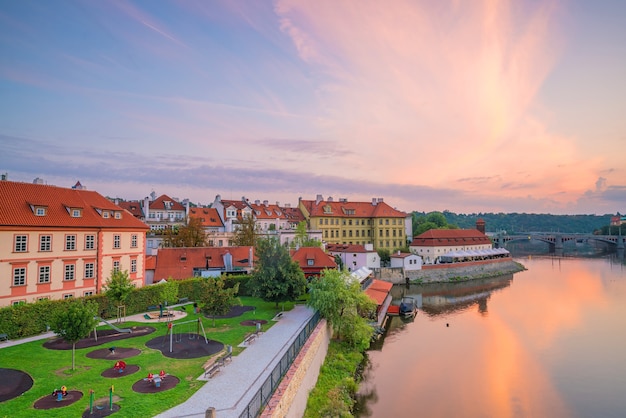 Famosa imagen icónica del horizonte de la ciudad de Praga en República Checa