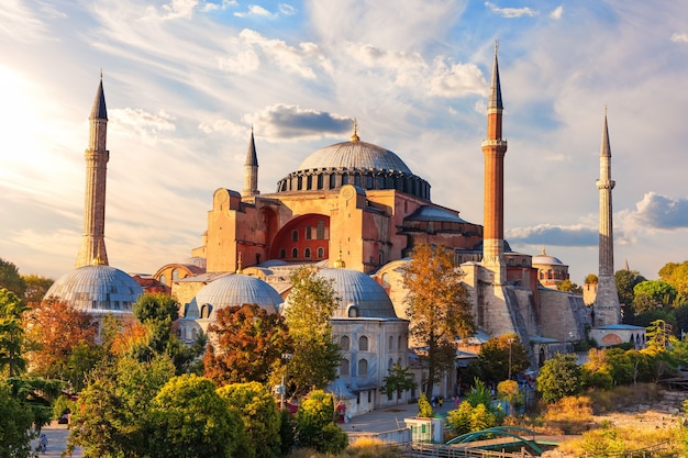 Famosa Mezquita de Santa Sofía al atardecer, Estambul, Turquía.