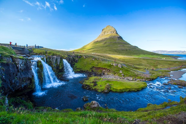 La famosa montaña islandesa Kirkjufell y las pequeñas cascadas