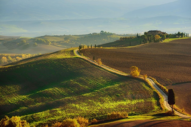 Famosa paisagem com estrada Gladiator na Toscana Itália Fundo natural