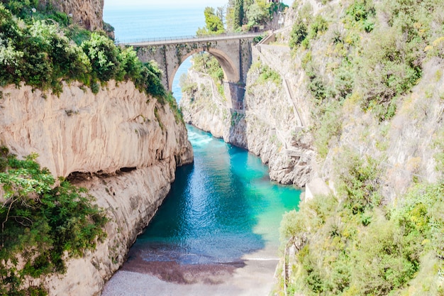 Famosa playa de Fiordo di Furore vista desde el puente.