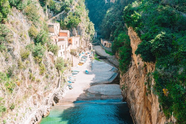 La famosa playa del fiordo di furore vista desde el puente