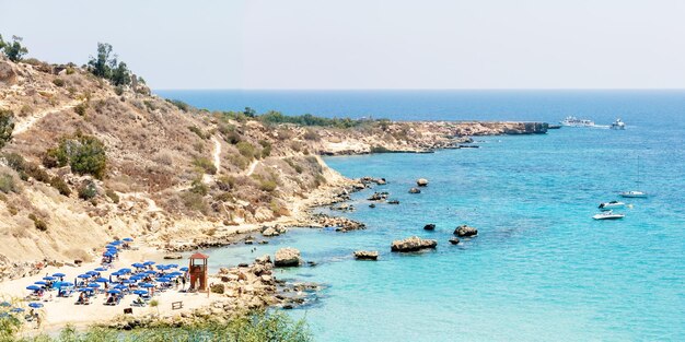 Famosa playa de Konnos Bay Beach Protaros Chipre Vacaciones de verano Banner