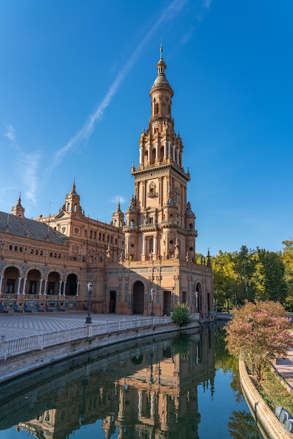 La famosa Plaza de España, Plaza de España, en Sevilla, Andalucía, España. Está ubicado en el Parque de Maria Luisa, vertical