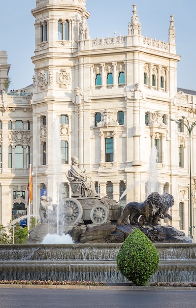 La famosa plaza de la fuente de Cibeles en Madrid, España