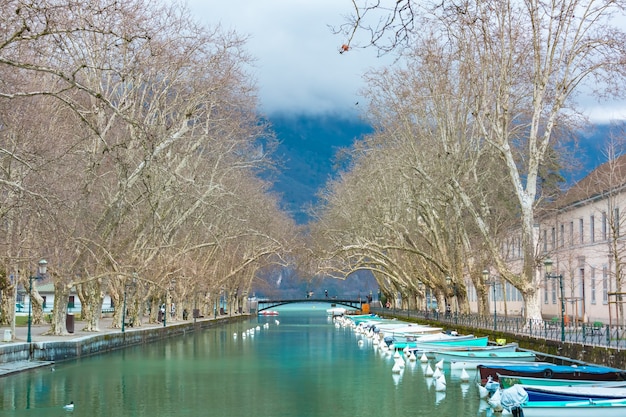 Famosa ponte pedonal Bridge of Loves ou Pont des Amours sobre o canal de Vasse perto do lago de Annecy, Veneza dos Alpes, França