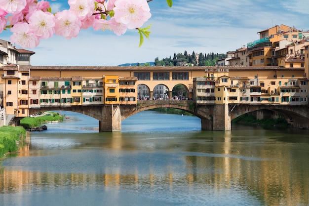 Famosa ponte ponte vecchio sobre o rio arno na primavera, florença, itália