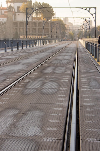 Famosa ponte portuguesa com trilhos em perspectiva. Ponte do metrô na luz da manhã no Porto