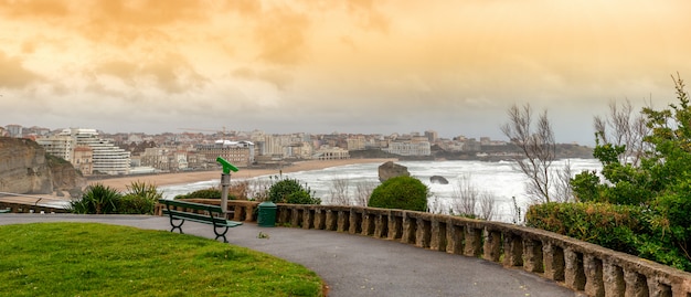 Famosa praia de Biarritz com ondas do mar