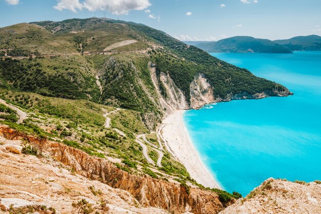 Famosa praia de Myrtos no ensolarado dia de verão Turismo visitando o destino na ilha de Kefalonia, Grécia