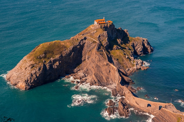 Famosa roca Gaztelugatxe con una puesta de sol realmente agradable en julio junto a Bermeo y Bakio en el País Vasco.