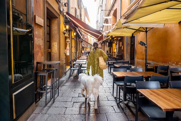 Famosa rua gastronômica com lojas de alimentos em Bolonha, Itália