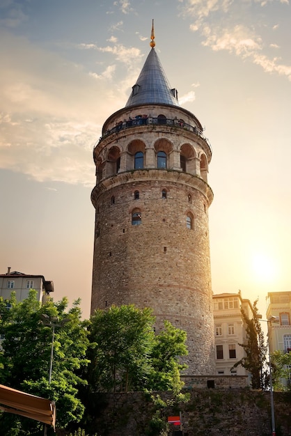 Famosa Torre de Galata al atardecer en Estambul, Turquía