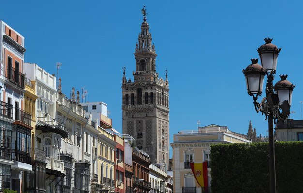 Famosa torre de la Giralda Arquitectura islámica construida por los almohades y coronada por un campanario renacentista con la estatua de Giraldillo en su punto más alto Catedral de Sevilla