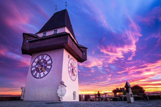 La famosa torre del reloj como símbolo de la ciudad de Graz