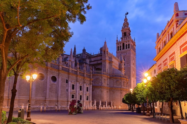 Famosa torre sineira chamada giralda e catedral santa maria da sé à noite sevilha andaluzia espanha