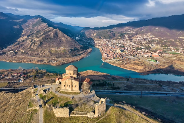 Famosa vista aérea do mosteiro de jvari na cidade de mtskheta, perto de tbilisi, geórgia