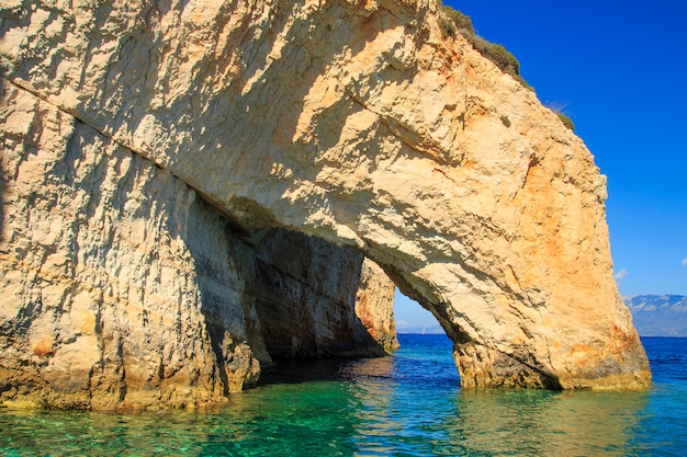 Famosa vista de las cuevas azules en la isla de Zakynthos. Grecia.