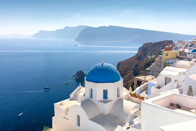 Famosa vista da paisagem urbana da cidade de Oia na ilha de Santorini na Grécia Cúpula azul tradicional e casas brancas Grécia Mar Egeu Famoso destino europeu