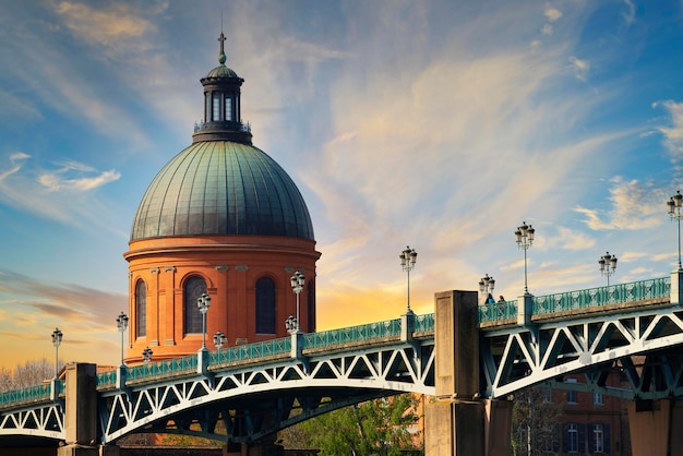 Famosa vista da ponte SaintPierre ao pôr do sol em Toulouse