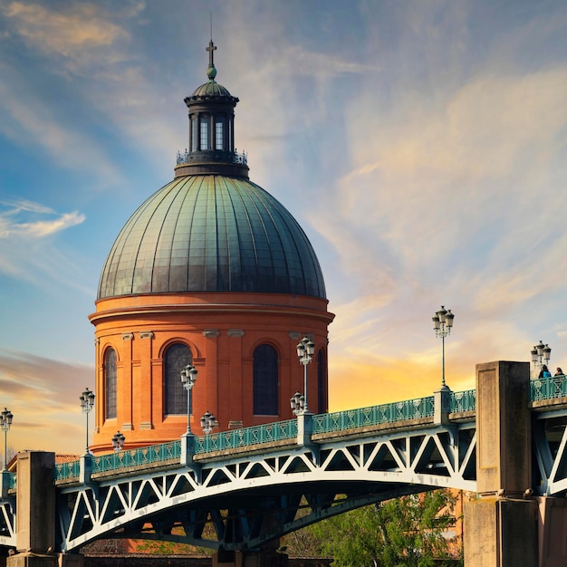Famosa vista da ponte SaintPierre ao pôr do sol em Toulouse