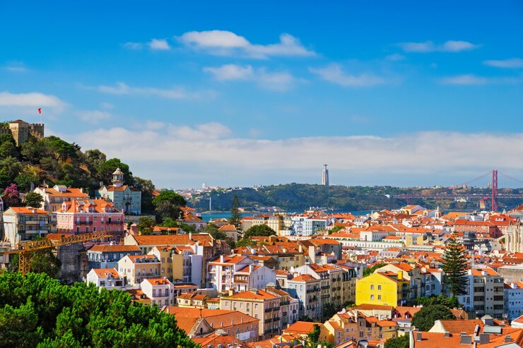 Foto famosa vista de lisboa a partir do miradouro dos barros sobre o bairro antigo de alfama, lisboa