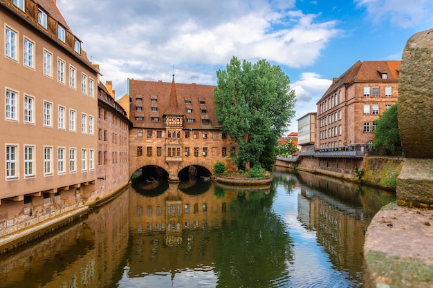 Foto la famosa vista de las gafas del nuremberg heiliggeistspital en la ciudad vieja de nuremberg en franconia baviera