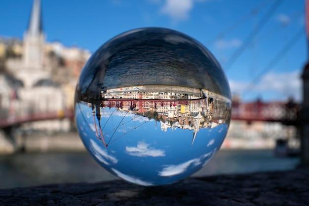 Famosa vista de Lyon a través de una bola de cristal