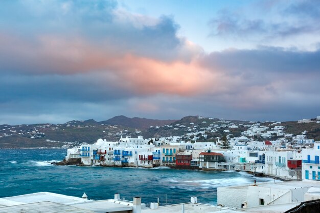 Famosa vista de Mikri Venetia o la Pequeña Venecia al amanecer en la ciudad de Mykonos, Chora, en la isla Mykonos, la isla de los vientos, Grecia