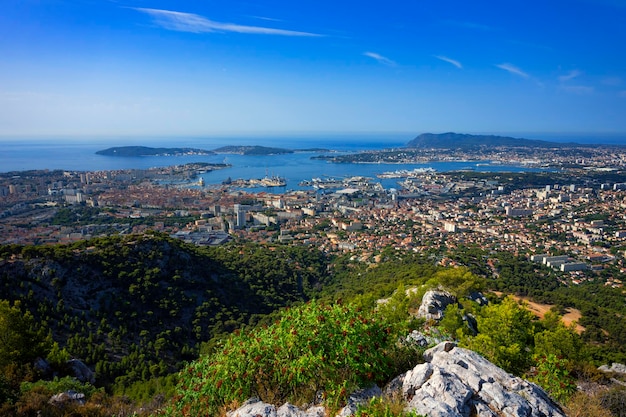 Famosa vista de Toulon desde lo alto de la colina